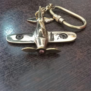 Karin by Calvin Handicraft Llavero de avión de latón antiguo con estilo Regalo de metal de estilo vintage - Product Image 1