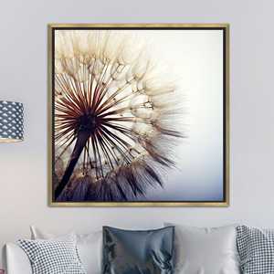 Impresión en lienzo de diente de león en primer plano: elegante arte botánico minimalista, lienzo con marco dorado - Product Image 1