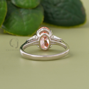 แหวนหมั้นเพชรทรงรี 2.01 กะรัต สีแดงสด ผลิตในห้องปฏิบัติการ ประดับเพชรทรงบาแก็ตต์ด้านข้าง ตัวเรือนทองคำกุหลาบ 14k แบบสามเม็ด - Product Image 3