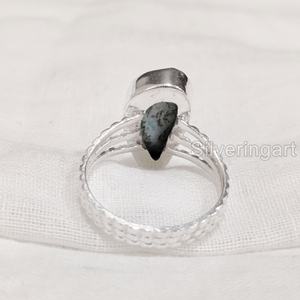 Bijoux en pierre brute Bague pour femme Pierre précieuse turquoise brute naturelle Pierre de naissance de décembre Bande à pois Bague en argent sterling 925 faite à la main - Product Image 5