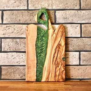 Tabla de cortar de madera natural con diseño de resina verde, tabla de cortar premium hecha a mano, superficie elegante para preparar y servir en la cocina - Product Image 1