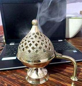 Brûleur d'encens en métal à thème antique avec des motifs exquis, idéal pour un intérieur de luxe et une détente paisible - Product Image 5