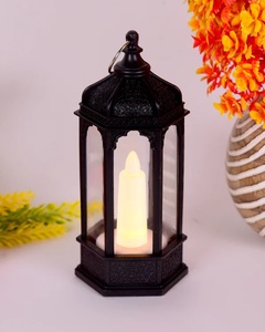 Lanterne moderne en métal doré avec panneaux en verre transparent, support de photophore élégant, parfait pour la décoration intérieure, le mariage ou l'éclairage festif. - Product Image 2