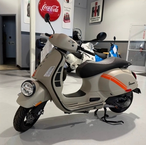 มอเตอร์ไซค์เวสป้า GTV 300 สปอร์ต ออโตเมติก ปี 2025 รุ่นที่ดีที่สุดจากสหรัฐอเมริกา เครื่องยนต์เบนซิน 4 จังหวะ สูบเดียว ขนาด 600-1000 ซีซี แบบไร้แปรงถ่าน สำหรับผู้ใหญ่ มีสินค้าในสต็อก - Product Image 4