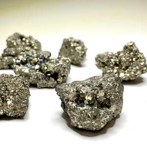 หินไพไรต์ธรรมชาติคุณภาพสูงแบบขายส่ง คริสตัลทองคำดิบ สำหรับการทำสมาธิเรกิ บำบัดจักระ วัตสุ เฟิงสุ่ย  รับสั่งทำตามแบบ - Product Image 2
