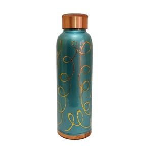 Bouteille d'eau moderne en cuivre de qualité supérieure avec logo personnalisé verres en cuivre pur au prix de gros avec échantillon gratuit - Product Image 2