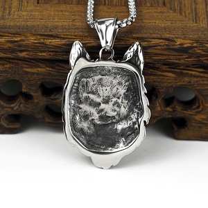 Collier pendentif tête de loup en acier titane Yunnique pour hommes - Style rétro en acier inoxydable - Product Image 2