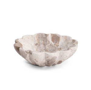Cuenco redondo de mármol hecho a mano con una estructura resistente, perfecto para servir ensaladas, pasta y frutas frescas. - Product Image 6