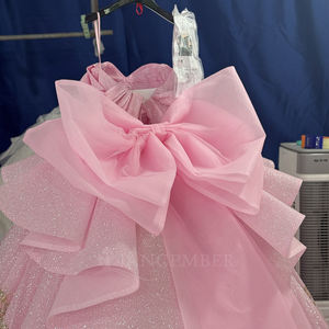 Vestido de Quinceañera Rosa Brillante con Encaje Dorado, Lazo Grande y Cola de Capilla, Modelo 5932 - Product Image 4