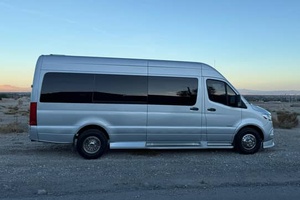 (F&H) Mercedes-Benz Sprinter 3500 Designs Executive Van Usada, Año 2019 - Product Image 2
