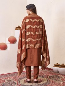 Conjunto de Kurta y Pantalón Bordado Marrón para Mujer con Dupatta, Ropa Étnica India - Product Image 4