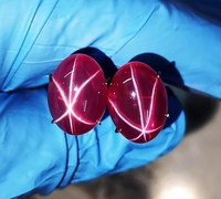 Rubis étoile lumineux créé en laboratoire, 6 rayons, pierre rare, affiche un asterisme radiant, symbole de force, de passion, d'élégance royale intemporelle