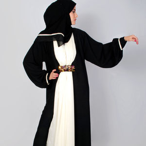 Abaya ouverte 3 pièces noire et blanche sur le devant, idéale pour l'été - Product Image 1