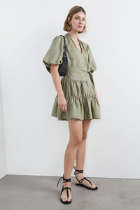 Robe d'été trapèze en lin à col en V ouvert, manches bouffantes, ceinture assortie, détail volanté, manches courtes sexy, grandes tailles disponibles - Product Image 5