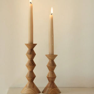 Portavelas de madera, accesorio artístico de madera, adecuado para diseños de interiores modernos, rústicos y de transición. - Product Image 1