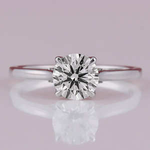 Anillo de compromiso de diamante pequeño cultivado en laboratorio chapado en oro sólido de 14KT Ajuste de bisel de estilo clásico de lujo Anillo de cumpleaños certificado IGI - Product Image 1