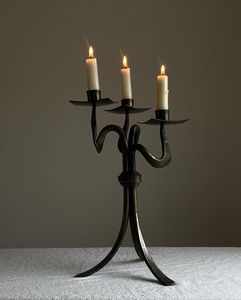 Candélabre vintage en métal noir parfait pour la décoration intérieure de luxe table de dîner romantique ou affichage d'éclairage à la maison classique - Product Image 1