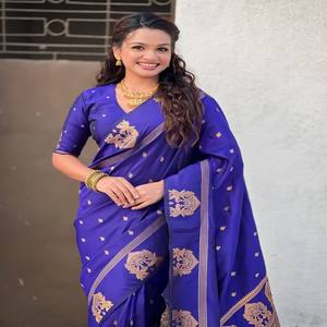 Sari de Seda Suave VASTRA COTTAGE con Diseño Floral Tejido con Zari, Pallu Rico con Borde de Elefante, Traje de Boda Indio con Blusa Combinada - Product Image 2