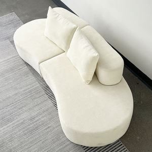 โซฟาผ้าสีขาวโค้งเรียบง่ายทันสมัยพร้อมหมอนอิงหรูหราสำหรับอพาร์ทเมนต์หรือสำนักงานเฟอร์นิเจอร์ห้องนั่งเล่น - Product Image 2