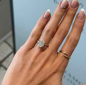 Bague de fiançailles Moissanite Marquise néerlandaise de 2.5 carats avec réglage à six griffes et bande lisse de 1.8mm au design Art déco intemporel - Product Image 3