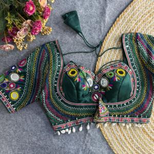 Blusa nupcial de seda italiana con bordado pesado y elegante diseño Latkan blusa Sari abierta con espalda acolchada para uso de boda - Product Image 4