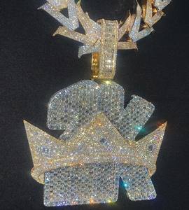 Colgante de Plata de Ley 925 chapado en oro amarillo de 14 quilates, corona de moissanita de 4 quilates, letra inicial, Diamante clásico hindú para niños - Product Image 1