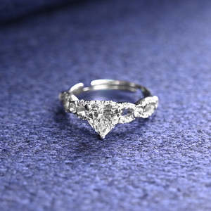 Anillo de Compromiso CLARA 925 de Plata de Ley con Corazón Alfie, Anillo Romántico para Hombre con Racimo de Platino, Diamantes y Rodio, Talla Ajustable - Product Image 2