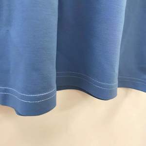 เสื้อยืดผู้ชายสีน้ำเงินล้วน สไตล์วินเทจ ทรงหลวม คอกลม ใส่สบาย ระบายอากาศดี  สามารถสกรีนโลโก้ของคุณเองได้ - Product Image 5