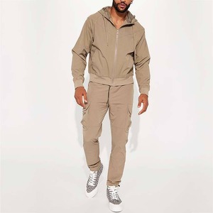 Chándal con logotipo reflectante personalizado para hombre, conjunto de chándales cortavientos, chaqueta con cremallera, pantalones de chándal de nailon para invierno al aire libre - Product Image 1