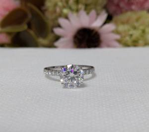 Bague de fiançailles en or blanc 14 carats massif pour femme, sertie d'un diamant de laboratoire de 1,50 ct, avec halo caché, certifiée IGI, bijoux de luxe - Product Image 1