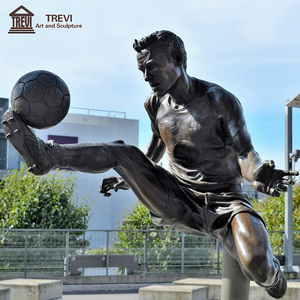 Escultura Metálica Conmemorativa Personalizada, Figura <span class=keywords><strong>de</strong></span> Jugador <span class=keywords><strong>de</strong></span> Fútbol <span class=keywords><strong>de</strong></span> Tamaño Real en Bronce - Product Image 1
