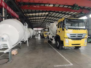 Camion malaxeur à béton Isuzu Howo d'occasion de 6 mètres cubes avec moteur, pompe et boîte de vitesses - Transport de ciment en vrac à haute efficacité - Product Image 4