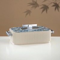 Casserole en métal et ABS accrocheuse avec couvercle design qui transforme les ingrédients bruts en histoires de saveur, de confort et de convivialité