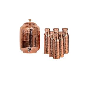 Distributeur d'eau en cuivre fini martelé avec couvercle, bouton en laiton et robinet en acier inoxydable et ensemble de 6 bouteilles en cuivre pour la cuisine à domicile - Product Image 1