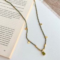 Collier vintage en perles dorées et vertes, pendentif carré rétro, collier ras du cou élégant pour femmes, bijoux de mode pour tous les jours