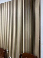 Panneau acoustique en bois à lattes MDF Fibre de polyester Insonorisation Murale Panneau insonorisant Mur avec lumière LED