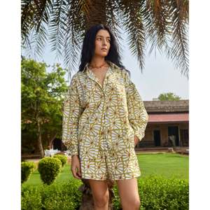 Ensemble décontracté Palm Springs Twinset : Short en jean tendance et haut court élégant pour tenues d'été - Product Image 5