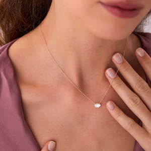 สร้อยคอเพชรทรงรีเม็ดเดี่ยวแบบ Radiant Prong Set ฝังแบบ West To East เพชรเลี้ยงในห้องปฏิบัติการ น้ำหนัก 1.00 กะรัต สี E-F ความสะอาด VS ทอง 14K สำหรับเป็นของขวัญวันครบรอบแต่งงาน - Product Image 3