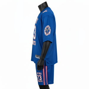 Conjunto deportivo premium de jersey de malla de poliéster transpirable de 220 GSM, con paneles a rayas azules, rojos y blancos, y logotipo estampado en serigrafía. - Product Image 4