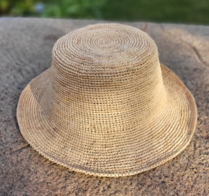 SOMBRERO DE RAFIA DE GANCHILLO MADAGASCAR PLANO 7CM BRIM-COLORIDO O LISO-PRODUCTO TOTALMENTE HECHO A MANO - Product Image 2
