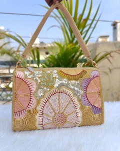 กระเป๋าคลัทช์งานแต่งงานสไตล์วินเทจ ทำจากหนังกลับพรีเมียม ตกแต่งด้วยงานปักและมุก ปิดแบบเปิด ผลิตด้วยมือจากอินเดีย - Product Image 2