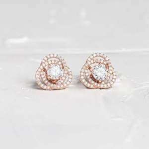 Boucles d'oreilles clous en forme de croix halo en moissanite ronde mignonne pour femmes - Product Image 4