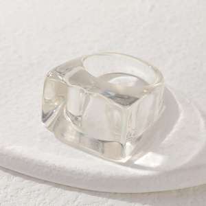 Anillo Grueso Redondo de Resina Acrílica Azul Hecho a Mano con Diseño de Ángel, Joyería Unisex Moderna, Ligera y Elegante - Product Image 5