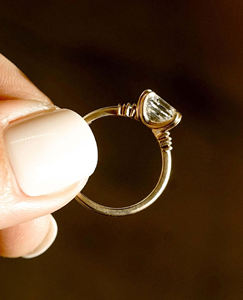 แหวนเพชรโซลิแทร์สำหรับงานอัสเชอร์ที่ทำด้วยมือโดยมีสี่กรงเล็บคู่และบาแกตประดับผ้าซาตินสำหรับเจ้าสาวขนาด14K - Product Image 4