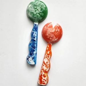 Vente en gros d'accessoires de vaisselle de cuisine Serveur de salade en résine antiadhésive cuillère à poignée miroir jetable pour mélange de fruits et légumes - Product Image 1