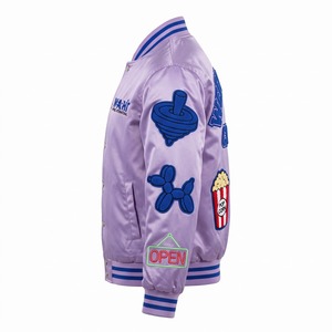 Blouson Bomber en Satin Personnalisé pour Homme, Lilas Bleu Royal, avec Patch Chenille Clapperboard Brodé, Logo Personnalisé OEM - Product Image 4