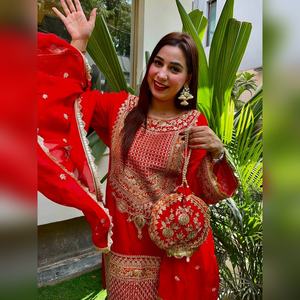 ชุดเสื้อผ้าสตรีแบบพรีเมียม ผ้าจอร์เจตต์ ประกอบด้วยเสื้อและกางเกงขายาวปักลายด้วยด้ายอย่างดี พร้อมผ้าคลุมไหล่ผ้าจอร์เจตต์ เหมาะสำหรับใส่ในโอกาสสบายๆ - Product Image 5