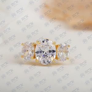Anillo de moissanita de tres piedras de corte ovalado CTW 2,25 para mujer, regalo de cumpleaños de aniversario perfecto para seres queridos - Product Image 1