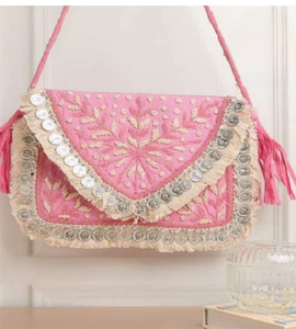 Bolso bohemio hecho a mano único con cuentas de conchas y borlas, combinación perfecta para bodas y ocasiones tradicionales - Product Image 4