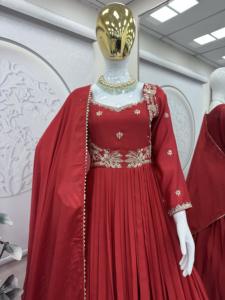 Traje Anarkali de Georgette Rojo Premium de Unity Luxure con Bordado y Dupatta a Juego, Elegante para Fiestas y Bodas - Product Image 2